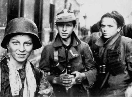 โปแลนด์รำลึกครบรอบ 71 ปีการลุกขึ้นต่อต้านนาซีเยอรมัน - ảnh 1