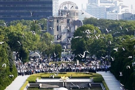 พิธีรำลึกครบรอบ 70 ปี วันสหรัฐทิ้งระเบิดปรมาณูใส่เมืองฮีโรชีมาของญี่ปุ่น - ảnh 1