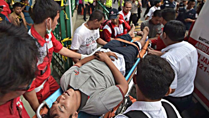 มีผู้ได้รับบาดเจ็บหลายสิบคนจากอุบัติเหตุรถไฟโดยสารชนกันในอินโดนีเซีย  - ảnh 1
