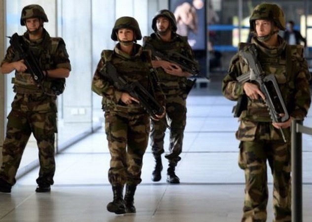 ฝรั่งเศสจับกุมตัวผู้ต้องสงสัยก่อเหตุโจมตีเมื่อวันที่ 13 พฤศจิกายนอีก 1 คน - ảnh 1