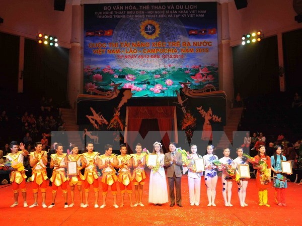 ปิดการแข่งขันแสดงกายกรรมรุ่นใหม่เวียดนาม-ลาว-กัมพูชาปี 2015 - ảnh 1