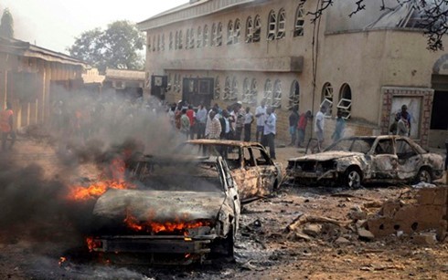 มีผู้เสียชีวิตและได้รับบาดเจ็บจำนวนมากจากเหตุระเบิดในประเทศไนจีเรีย - ảnh 1
