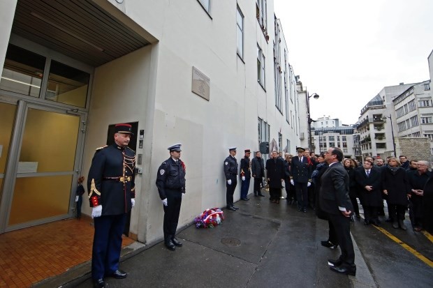 ฝรั่งเศสเปิดป้ายอนุสรณ์สถานที่รำลึกเหตุโจมตีสำนักงานใหญ่นิตยสารชาร์ลีเอบโด - ảnh 1