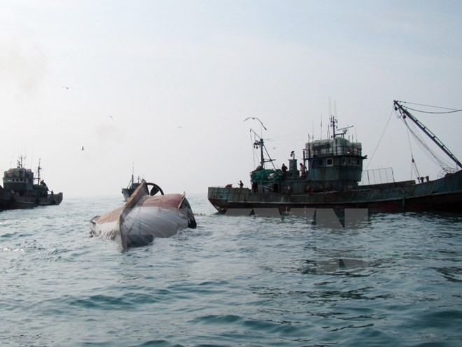 อินโดนีเซียทำลายเรือประมงต่างชาติที่ลักลอบเข้ามาทำประมงในเขตทะเลของอินโดนีเซีย - ảnh 1