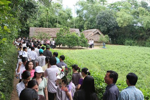 คณะครูอาจารย์และนักเรียนเวียดนามที่อาศัยในประเทศไทยเยือนถิ่นเกิดของประธานโฮจิมินห์ - ảnh 1