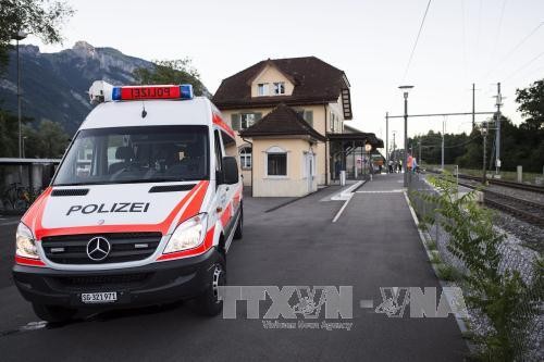 เกิดเหตุคนร้ายพกมีดแทงผู้โดยสารและจุดไฟเผาขบวนรถไฟในสวิตเซอร์แลนด์ - ảnh 1