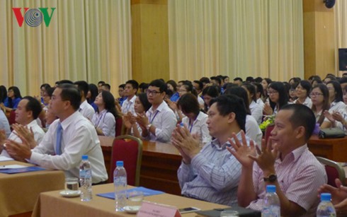 การพบปะสังสรรค์กับนักศึกษาที่สำเร็จการศึกษาระดับเกียรตินิยมของมหาวิทยาลัยและสถาบันในพื้นที่กรุงฮานอย - ảnh 1