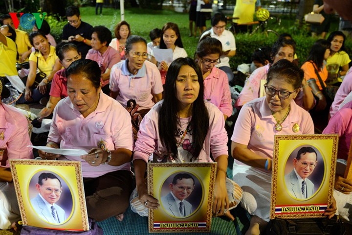ผู้นำเวียดนามส่งสารแสดงความเสียใจอย่างสุดซึ้งต่อพระบรมวงศานุวงศ์และประชาชนไทย - ảnh 1