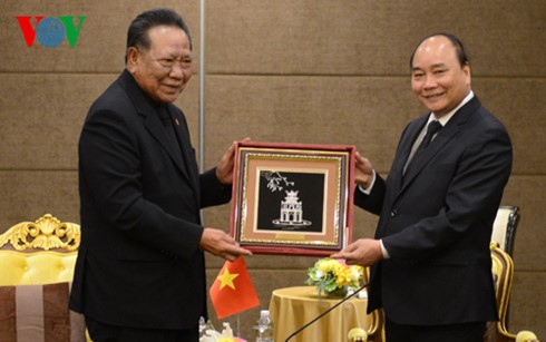 นายกรัฐมนตรี เหงวียนซวนฟุก ให้การต้อนรับนายกสมาคมมิตรภาพไทย-เวียดนาม - ảnh 1