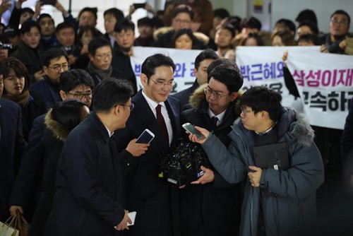 ผู้บริหารบริษัทซัมซุงถูกสอบปากคำเนื่องจากเหตุอื้อฉาวในประเทศสาธารณรัฐเกาหลี - ảnh 1