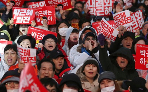 เหตุอื้อฉาวในประเทศสาธารณรัฐเกาหลี-การชุมนุมประท้วงและสนับสนุนประธานาธิบดี ปาร์คกึนเฮยังมีขึ้นต่อไป - ảnh 1
