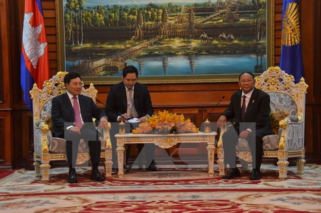 รองนายกรัฐมนตรีและรัฐมนตรีว่าการกระทรวงการต่างประเทศเวียดนามเข้าเยี่ยมคารวะประธานรัฐสภากัมพูชา - ảnh 1