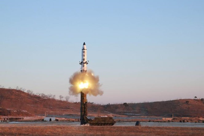 สาธารณรัฐประชาธิปไตยประชาชนเกาหลีทำการทดลองยิงขีปนาวุธข้ามทวีป - ảnh 1