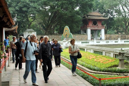 เปิด “ทัวร์ท่องเที่ยวทองแห่งกรุงฮานอย”และผลิตภัณฑ์การท่องเที่ยวศึกษาเกียรติประวัติใฝ่การศึกษา - ảnh 1