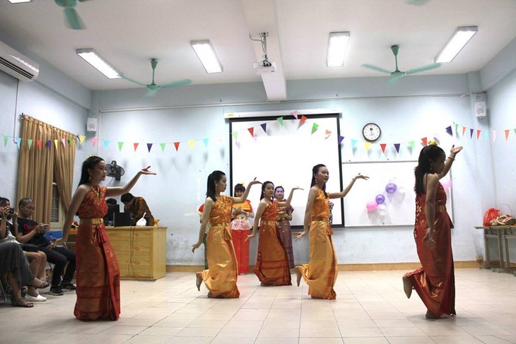 ศึกษาค้นคว้าวัฒนธรรมไทยผ่านเพลงและการรำรากไทย - ảnh 1