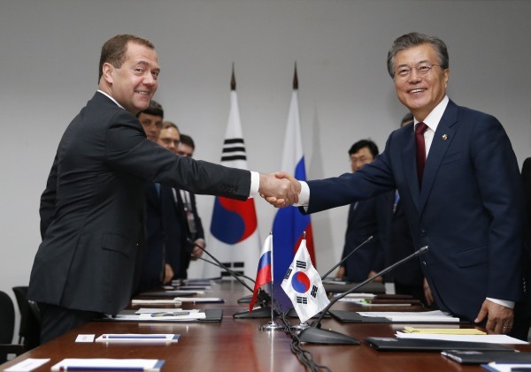 รัสเซียและสาธารณรัฐเกาหลีกระชับความร่วมมือด้านเศรษฐกิจและปัญหาสาธารณรัฐประชาธิปไตยประชาชนเกาหลี - ảnh 1