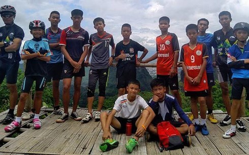 ทีมกู้ภัยพบเยาวชนทีมฟุตบอลหมูป่าและโค้ชที่ติดอยู่ในถ้ำหลวง - ảnh 1