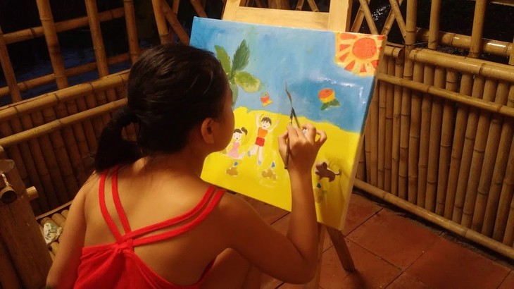 การประกวดวาดภาพสีอะคริลิก – กิจกรรมที่น่าสนใจในช่วงพักร้อนของเด็กนักเรียนในกรุงฮานอย - ảnh 2