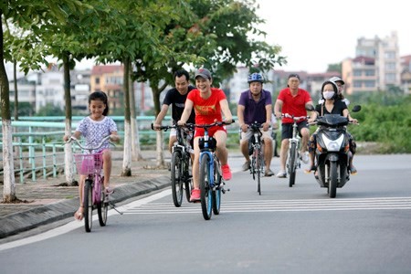 การปั่นจักรยานในช่วงวันหยุดสุดสัปดาห์-กระแสนิยมของคนรุ่นใหม่ในกรุงฮานอย - ảnh 1