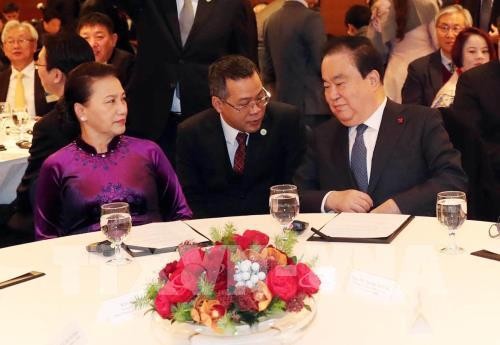 ประธานสภาแห่งชาติเหงวียนถิกิมเงินให้การต้อนรับตัวแทนเครือบริษัทต่างๆของสาธารณรัฐเกาหลี - ảnh 1