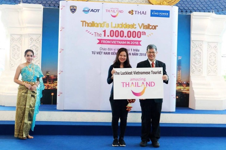 การท่องเที่ยวแห่งประเทศไทย (ททท.) ต้อนรับนักท่องเที่ยวเวียดนามคนที่ ๑ ล้าน - ảnh 1
