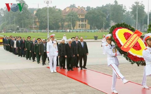 ผู้นำพรรคและรัฐเข้าเคารพศพประธานโฮจิมินห์ในโอกาสรำลึกครบรอบ 89 ปีวันก่อตั้งพรรค - ảnh 1