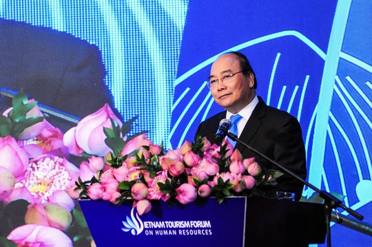 นายกรัฐมนตรีเหงวียนซวนฟุกเข้าร่วมฟอรั่มแหล่งบุคลากรด้านการท่องเที่ยวเวียดนามปี 2019 - ảnh 1