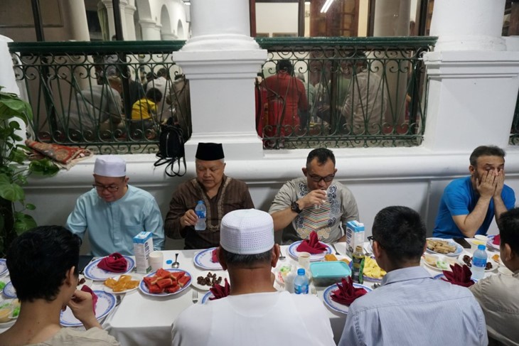 เทศกาลถือศีลอดของชาวมุสลิมอินโดนีเซียในกรุงฮานอย - ảnh 1