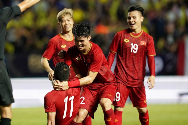 ทีมฟุตบอลทีมชาติเวียดนามผ่านเข้าร่วมชิงชนะเลิศในการแข่งขันฟุตบอล Kings Cup - ảnh 1