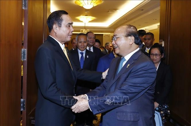 นายกรัฐมนตรีเหงวียนซวนฟุกพบปะกับนายกรัฐมนตรีไทยและผู้นำประเทศอาเซียน - ảnh 1