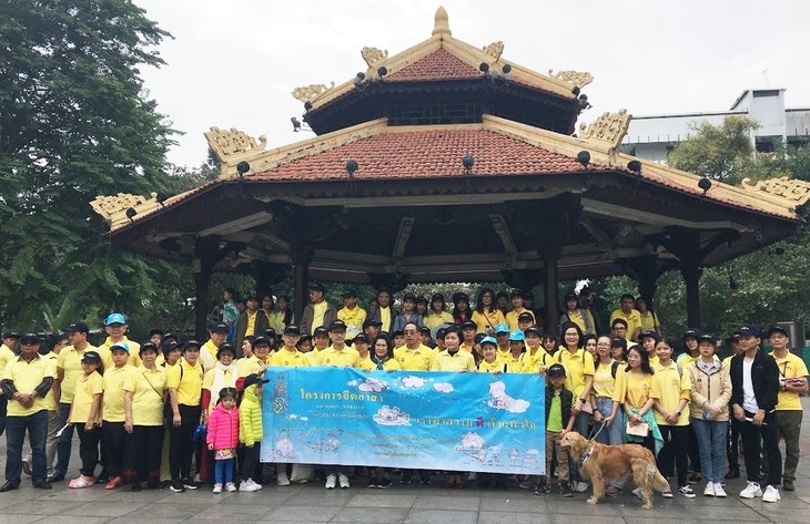 สถานทูตและชุมชนไทยในกรุงฮานอยเข้าร่วมกิจกรรมจิตอาสาทำความสะอาดบริเวณทะเลสาบหว่านเกี๋ยม - ảnh 1
