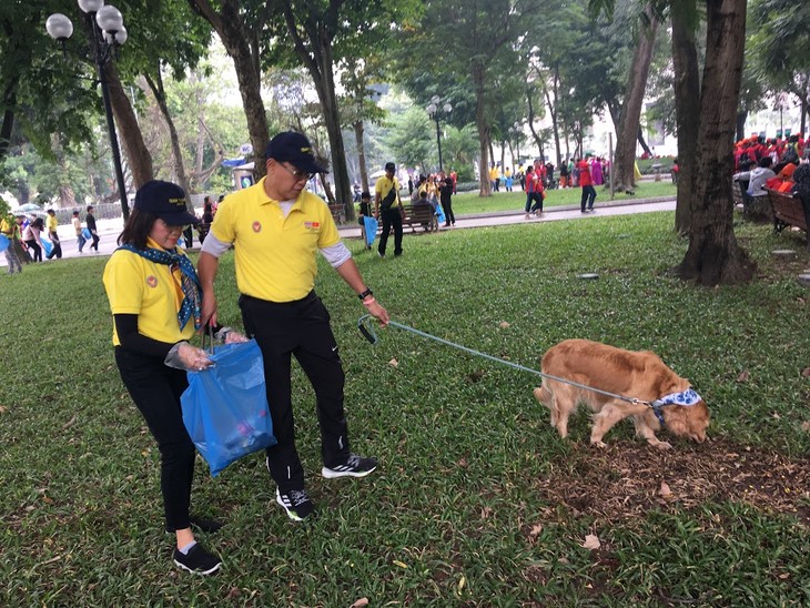สถานทูตและชุมชนไทยในกรุงฮานอยเข้าร่วมกิจกรรมจิตอาสาทำความสะอาดบริเวณทะเลสาบหว่านเกี๋ยม - ảnh 2