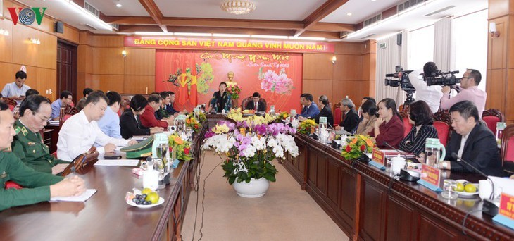ประธานสภาแห่งชาติเหงวียนถิกิมเงินประชุมกับผู้บริหารจังหวัดดั๊กลั๊ก - ảnh 1