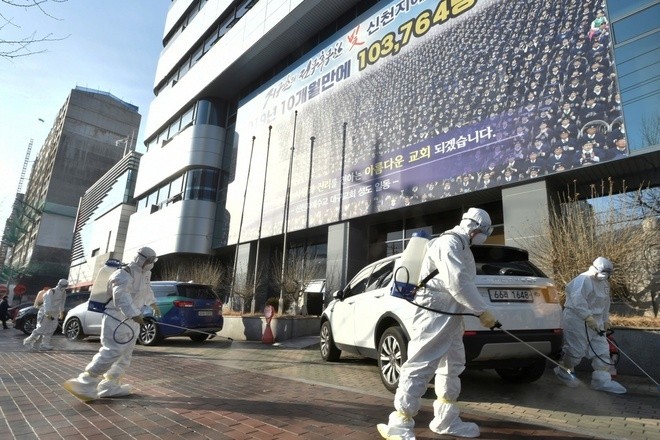 แรงงานเวียดนามในเขตที่มีการแพร่ระบาดของโรคโควิด-19 ในสาธารณรัฐเกาหลียังคงไปทำงานตามปกติ - ảnh 1