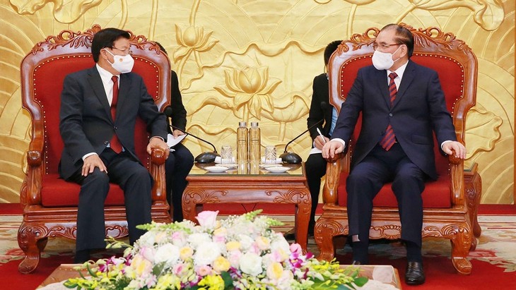 เลขาธิการใหญ่พรรค ประธานประเทศลาว ทองลุน สีสุลิดพบปะกับอดีตผู้นำพรรคและรัฐเวียดนาม - ảnh 1