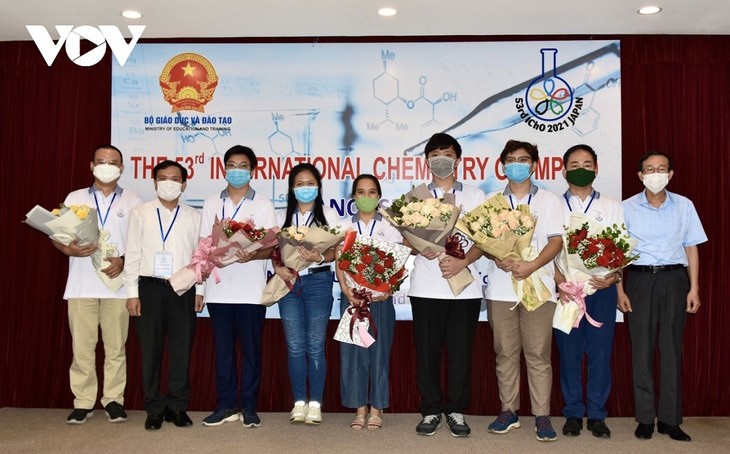 นักเรียนเวียดนามคว้าเหรียญทองในการแข่งขันเคมีโอลิมปิกนานาชาติประจำปี 2021 - ảnh 1