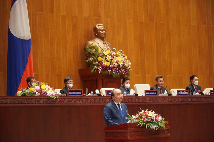 ประธานประเทศ เหงวียนซวนฟุก:  ต้องทำนุบำรุงความสัมพันธ์พิเศษเวียดนาม-ลาวให้มั่นคงถาวรตลอดกาล - ảnh 1