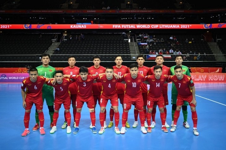 ทีมฟุตซอลเวียดนามสามารถผ่านเข้ารอบ 8 ทีมสุดท้ายในการแข่งขันฟุตซอลชิงแชมป์โลก 2021 - ảnh 1