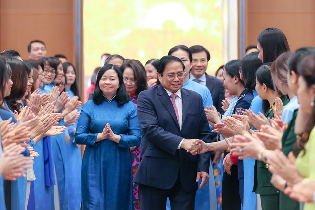 นายกรัฐมนตรีฝ่ามมิงชิ้งเข้าร่วมการสนทนากับสตรีเกี่ยวกับความเสมอภาคทางเพศกับการพัฒนา - ảnh 1