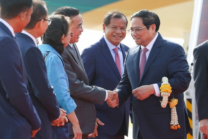 นายกรัฐมนตรีฝ่ามมิงชิ้งเริ่มการเยือนประเทศกัมพูชาอย่างเป็นทางการ - ảnh 1