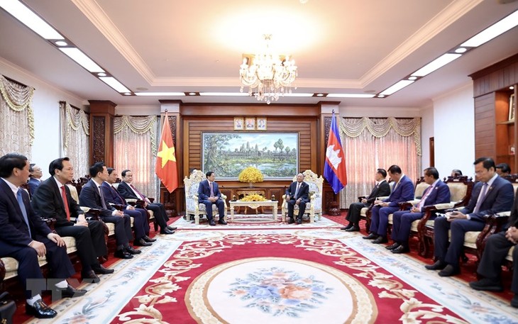 นายกรัฐมนตรีฝ่ามมิงชิ้งพบปะกับประธานรัฐสภา เฮงสัมริน  - ảnh 1