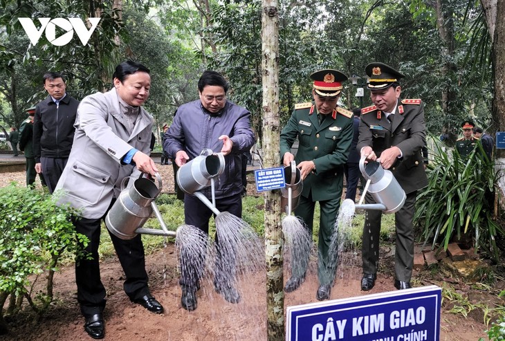 นายกรัฐมนตรี ฝ่ามมิงชิ้ง เปิดการรณรงค์ปลูกต้นไม้เพื่อรำลึกถึงประธานโฮจิมินห์ในช่วงตรุษเต๊ต - ảnh 1