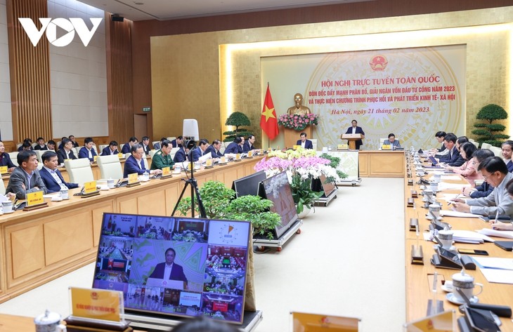 นายกรัฐมนตรีฝ่ามมิงชิ้งเป็นประธานการประชุมทั่วประเทศเกี่ยวกับการเบิกจ่ายเงินลงทุนสาธารณะ - ảnh 1