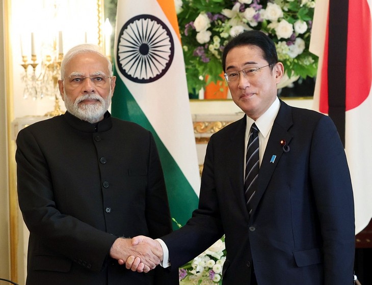 นายกรัฐมนตรีญี่ปุ่นเริ่มการเยือนอินเดียอย่างเป็นทางการ - ảnh 1