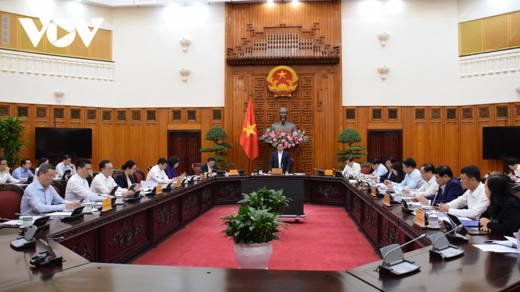 นายกรัฐมนตรีฝ่ามมิงชิ้งเป็นประธานการประชุมเกี่ยวกับมาตรการลดดอกเบี้ยเงินกู้และตราสารหนี้ - ảnh 1