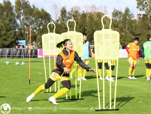 ฟีฟ่ามอบอุปกรณ์และตราสัญลักษณ์การแข่งขันฟุตบอลโลกหญิงให้แก่ทีมฟุตบอลหญิงทีมชาติเวียดนาม - ảnh 1