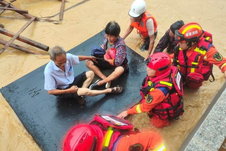 จีนเร่งช่วยเหลือประชาชนที่ได้รับผลกระทบจากพายุไต้ฝุ่นทกซูรี - ảnh 1