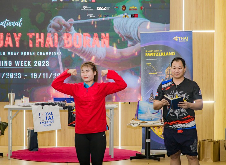 กิจกรรม  International Muay Thai Boran Training Week 2023 สำหรับผู้ฝึกสอนและนักกีฬามวยไทยในกรุงฮานอย - ảnh 7