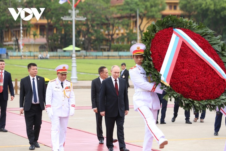 นาย วลาดีเมียร์ ปูติน ประธานาธิบดีรัสเซียเข้าเคารพศพประธานโฮจิมินห์ - ảnh 1