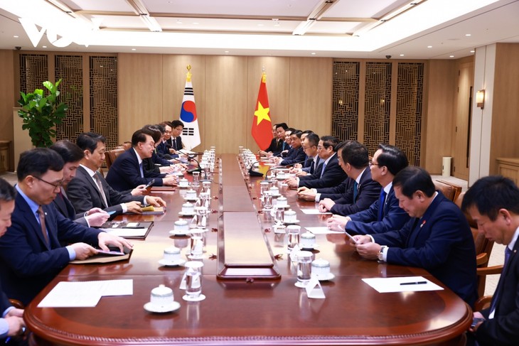 นายกรัฐมนตรี ฝ่ามมิงชิ้ง พบปะกับนาย ยุนซ็อกย็อล ประธานาธิบดีสาธารณรัฐเกาหลี - ảnh 1